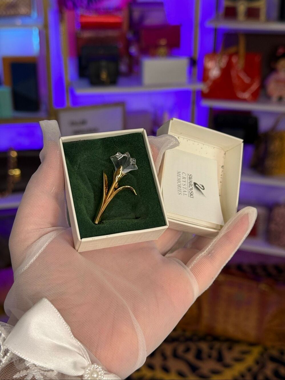 NIB SWAROVSKI Crystal Memories LILY OF THE VALLEY GOLD TONE PIN 1.69" Tall Box